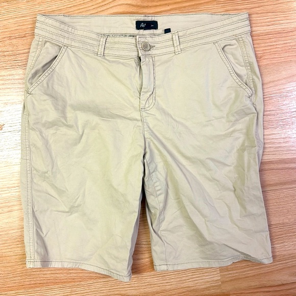 Reitmans Beige Bermuda Shorts 🩳 - Picture 1 of 4